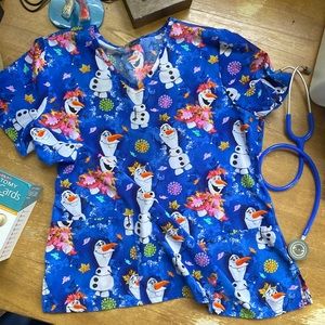 DISNEY Frozen2 Two-Pocket Scrub Top